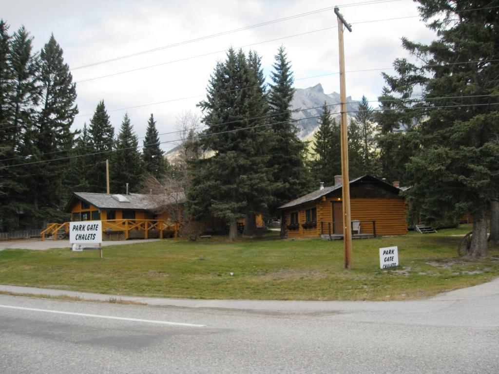 Hôtel Park Gate Chalets à Canmore Extérieur photo